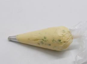 面糊混合好装入裱花袋，选用曲奇裱花嘴。