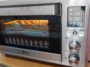烤箱提前150度预热、135度烤35分钟（烤箱温度根据自家烤箱的实际情况来定）曲奇整体上色即可、不着急立刻取出，焖2分钟左右。