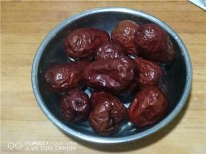 红枣洗净备用。