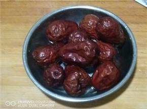 红枣洗净备用。