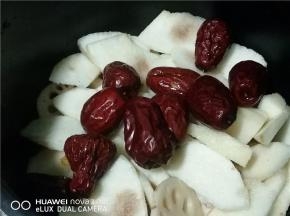 .将食材放入压力锅中。