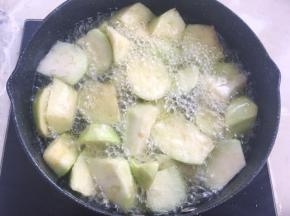 筷子夹茄子块入油锅内炸