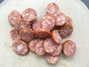 科尔沁黑椒牛肉肠切片备用
