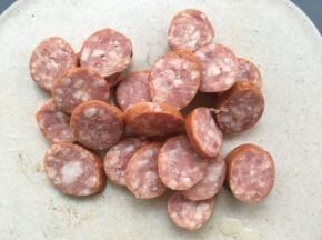 科尔沁黑椒牛肉肠切片备用
