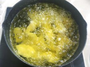 油加热至油有些冒泡，放入土豆块入油锅内炸