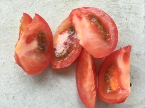 发酵面团的时候，准备熬番茄酱，西红柿切碎