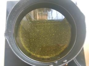 锅内加入适量的植物油，小火加热