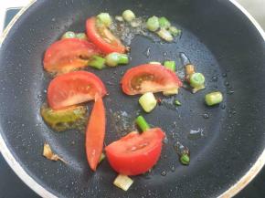 加入葱花跟西红柿翻炒一会，加入盐跟酱油调味  