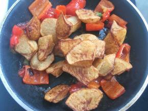 加入土豆，茄子跟辣椒翻炒均匀即可出锅