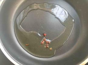 锅内加入少量的植物油，小火加热，加入花椒炸香 