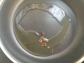 锅内加入少量的植物油，小火加热，加入花椒炸香 