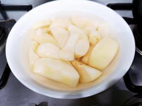 雪梨洗净去皮，用原汁机榨成汁备用。