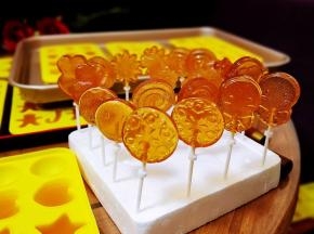 冷却后就可以脱模了