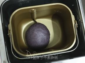 除芋泥馅外，将面团所有原材料按照底层液体、中层粉类，上层糖、盐、酵母等顺序倒入东菱面包桶中，记得酵母不要和盐直接接触。启动一个揉面程序，揉到 面团光滑。