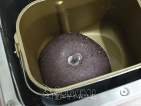 因为现在天冷，所以我直接用面包机的发酵功能，大约需要1个小时。发酵到面团膨胀到2倍大，手指粘粉戳洞，面团不回缩不塌陷即表示发酵完成。
