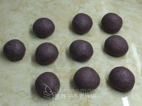 取出面团，排气之后均分成10份，滚圆后盖上保鲜膜松弛15分钟。