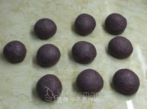 取出面团，排气之后均分成10份，滚圆后盖上保鲜膜松弛15分钟。