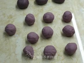 紫薯芋泥馅分成10份，每份20g。