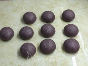 做好的面团盖上保鲜膜，静置30分钟。