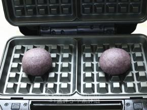 华夫饼机先预热，大约需要2-3分钟。之后放上两个面团。