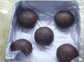 你也可以跟我一样。晚上想做好面团，包好芋泥，把面团放在密封盒里面，放在冰箱冷藏室密封冷藏发酵一个晚上。