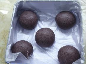 你也可以跟我一样。晚上想做好面团，包好芋泥，把面团放在密封盒里面，放在冰箱冷藏室密封冷藏发酵一个晚上。