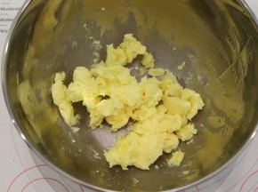 黄油室温软化。