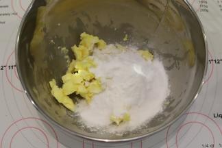 一次性加入糖粉。