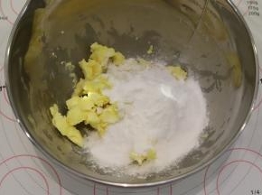 一次性加入糖粉。