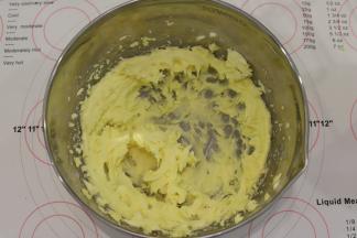 电动打蛋器打发至蓬松状态。