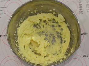 电动打蛋器打发至蓬松状态。