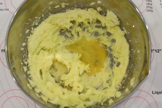 加入一半的全蛋液，打发至蛋液和黄油完全混合均匀。