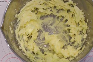 加入剩余的全蛋液，再次打发均匀。