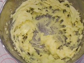 加入剩余的全蛋液，再次打发均匀。