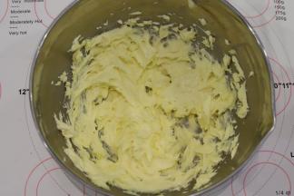 完全打发好的黄油鸡蛋糊状态应该是蓬松，体积为原先的两倍。