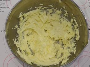 完全打发好的黄油鸡蛋糊状态应该是蓬松，体积为原先的两倍。