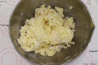 一次性加入低筋面粉，用刮刀拌至无干粉。