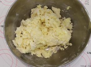 一次性加入低筋面粉，用刮刀拌至无干粉。