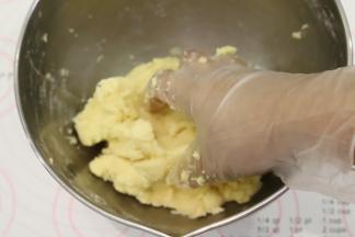 用手将面团揉匀，勿太用力，成团即可。