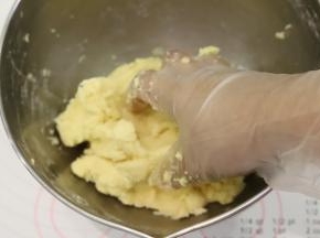 用手将面团揉匀，勿太用力，成团即可。