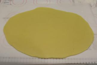 用擀面杖将面团擀成薄片，用油纸包好，放入冰箱冷藏30分钟。