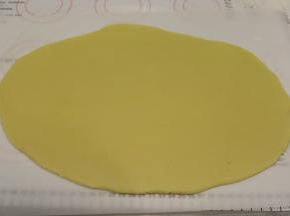 用擀面杖将面团擀成薄片，用油纸包好，放入冰箱冷藏30分钟。