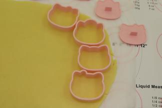 取出面团，准备一个KT的饼干模。