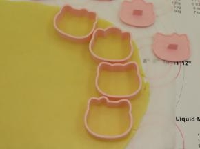 取出面团，准备一个KT的饼干模。