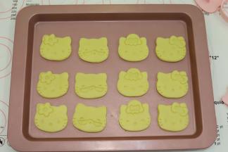 将印好的KT饼干胚放在烤盘上。