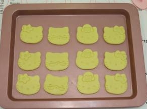 将印好的KT饼干胚放在烤盘上。