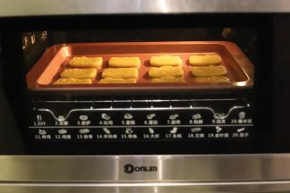 烤箱预热180度，上下火中层10-12分钟，表面稍微变金黄即可。