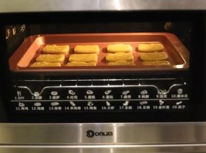 烤箱预热180度，上下火中层10-12分钟，表面稍微变金黄即可。