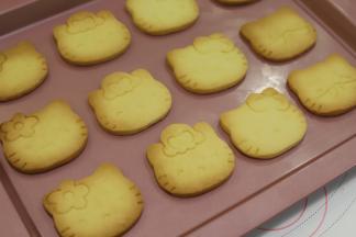 出炉的饼干马上移至晾架上放凉透。