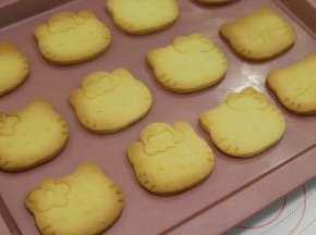 出炉的饼干马上移至晾架上放凉透。